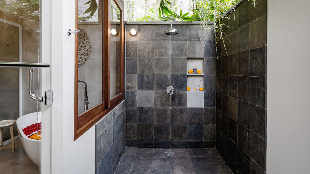 Pala Ubud - Villa Batur - Revitalizing en suite bathroom outdoor shower